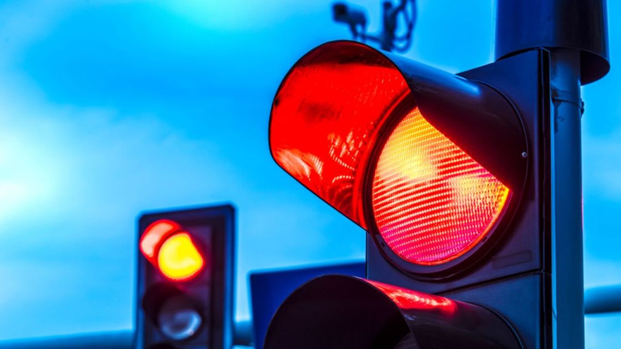 Kırmızı Işık Cezası 2023 Ne Kadar? Kırmızı Işık Cezası eğer dikkatsiz bir sürücü iseniz 2023 yılında yiyeceğiniz ceza!